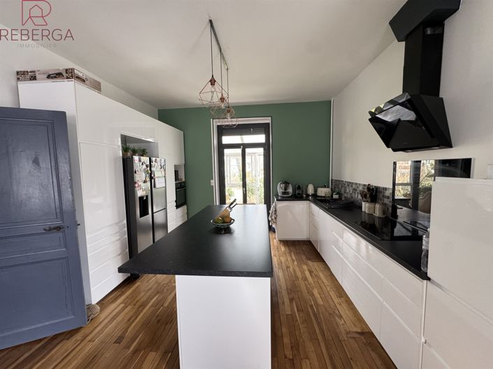 Image No.7-8 Bed House for sale