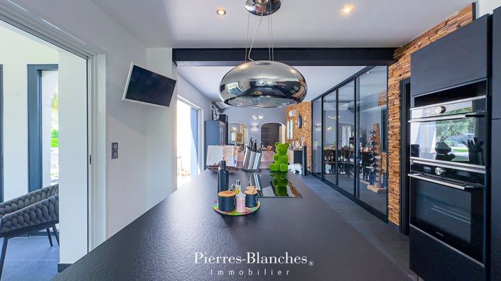 Image No.8-5 Bed House for sale