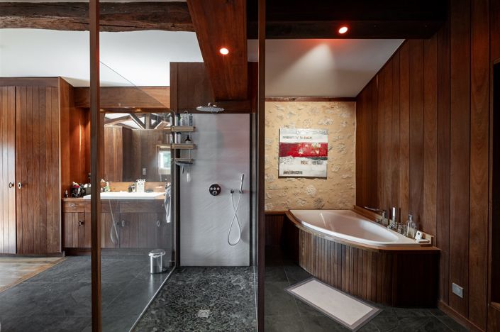 Image No.17-6 Bed Property for sale