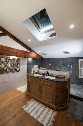 Image No.20-6 Bed Property for sale