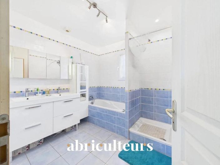 Image No.18-4 Bed House for sale