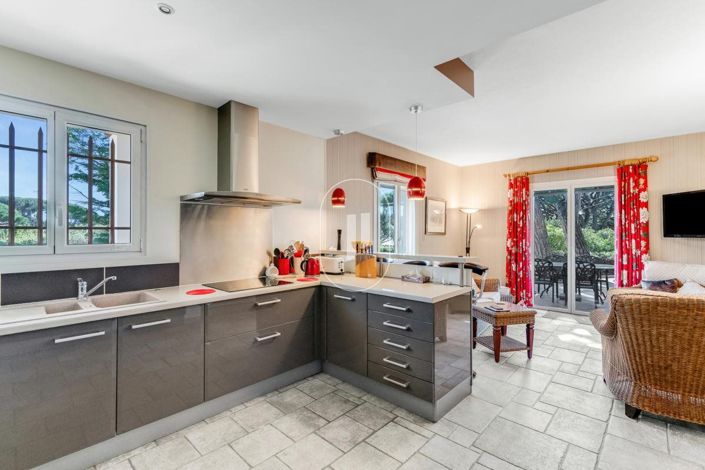 Image No.5-5 Bed House for sale