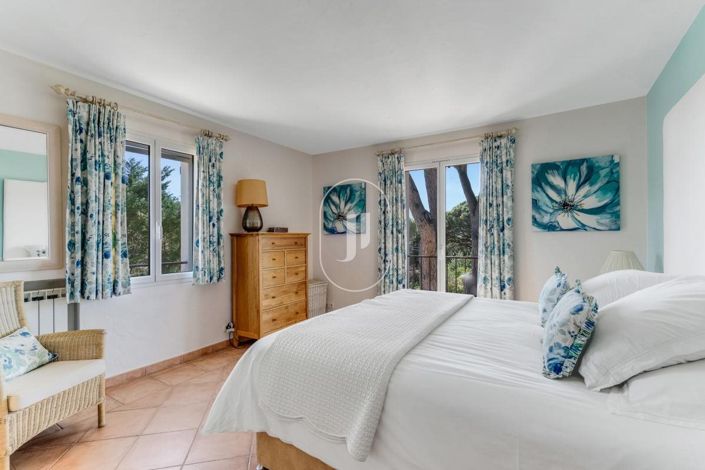 Image No.8-5 Bed House for sale