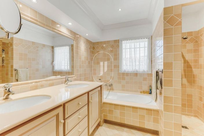 Image No.9-5 Bed House for sale