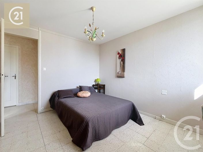 Image No.10-3 Bed House for sale