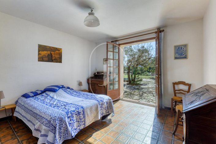 Image No.8-5 Bed House for sale