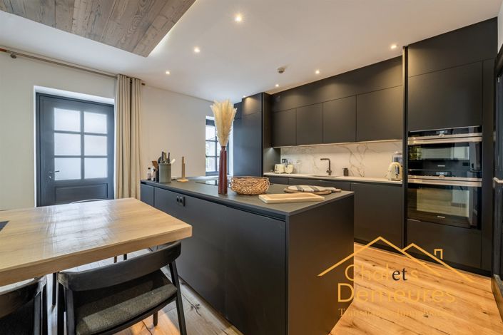 Image No.6-8 Bed House for sale