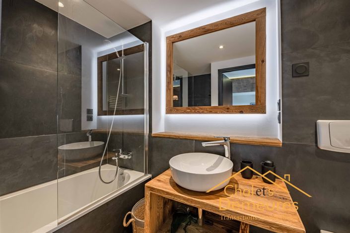 Image No.8-8 Bed House for sale