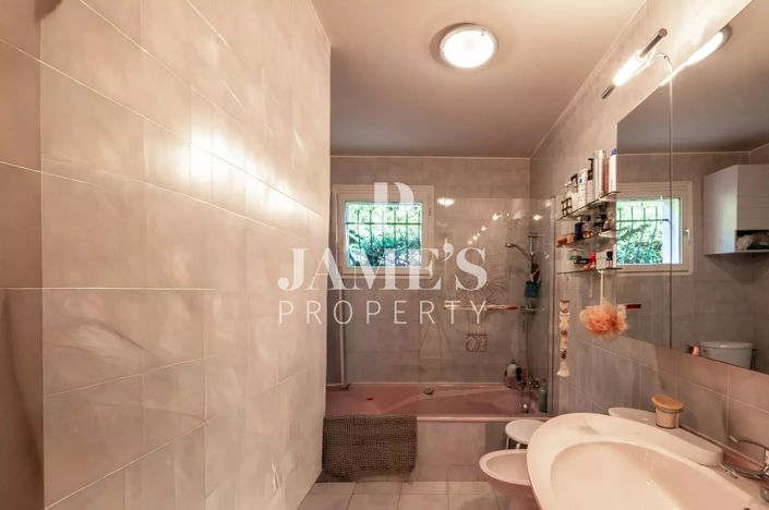 Image No.8-3 Bed House for sale