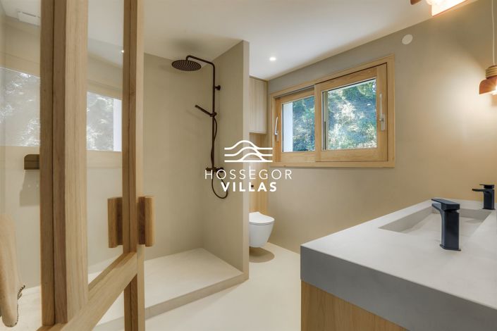 Image No.8-5 Bed House for sale