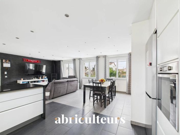 Image No.2-4 Bed House for sale