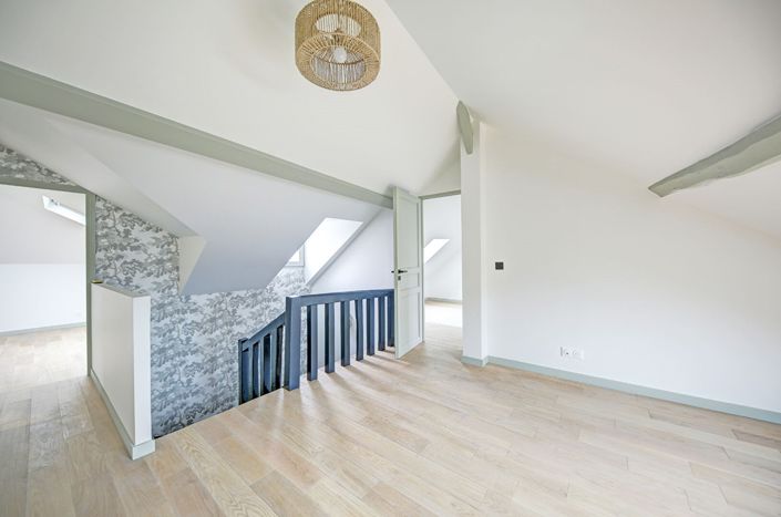 Image No.16-6 Bed Property for sale