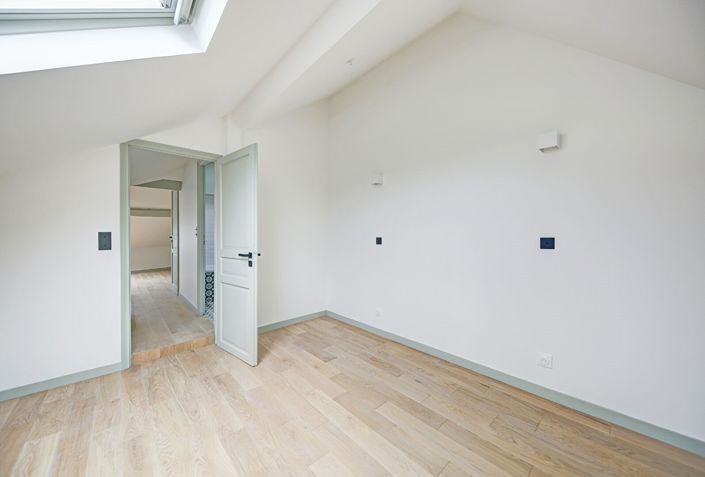 Image No.17-6 Bed Property for sale