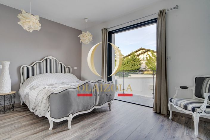 Image No.6-5 Bed House for sale