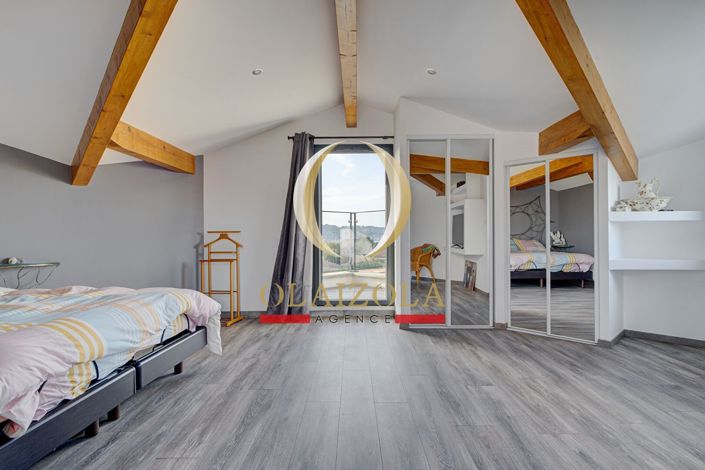 Image No.8-5 Bed House for sale