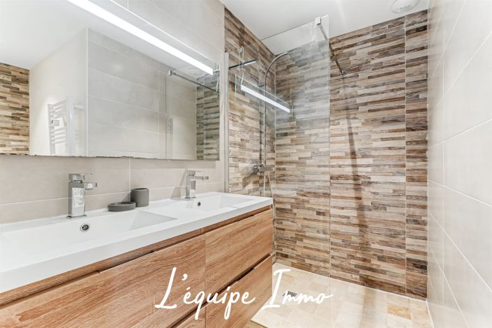 Image No.24-6 Bed House for sale