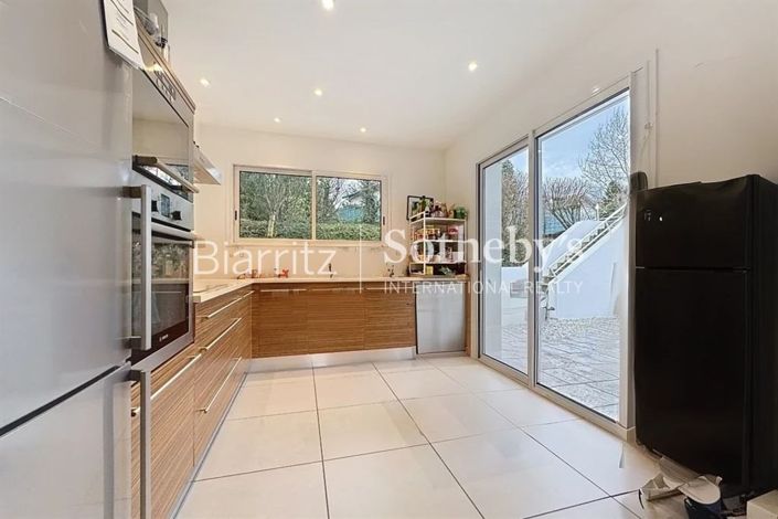 Image No.8-4 Bed House for sale