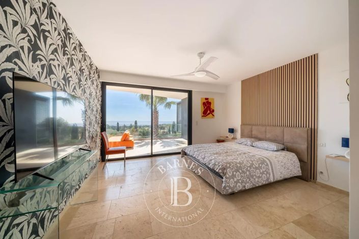 Image No.8-5 Bed House for sale