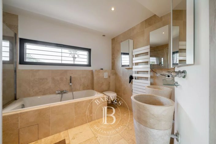 Image No.9-5 Bed House for sale