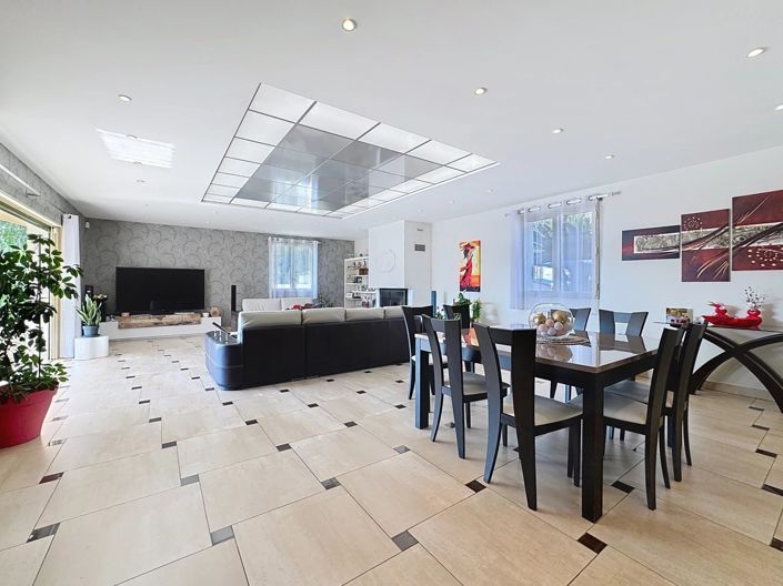 Image No.8-4 Bed House for sale