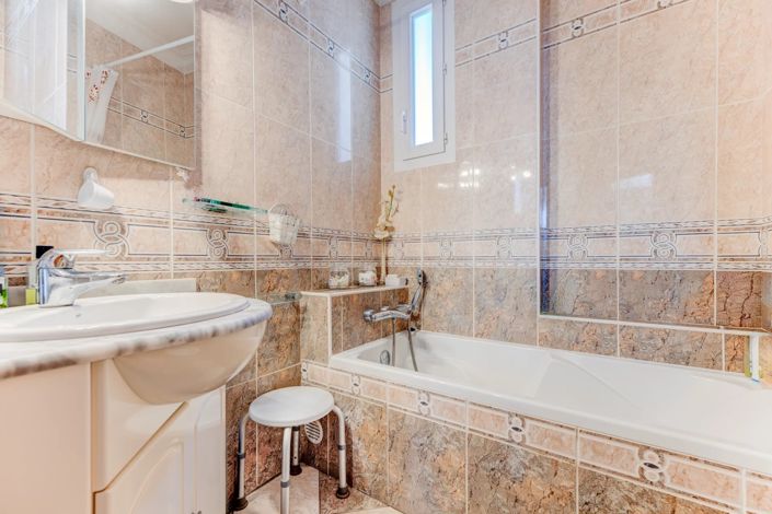 Image No.12-3 Bed House for sale