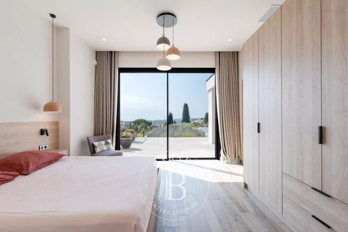 Image No.21-5 Bed House for sale