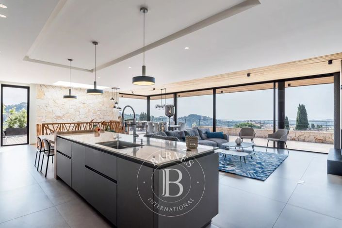 Image No.8-5 Bed House for sale