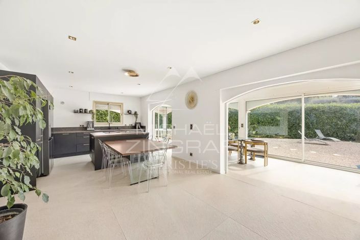 Image No.8-5 Bed House for sale