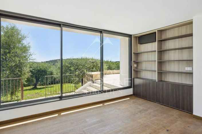 Image No.6-5 Bed House for sale