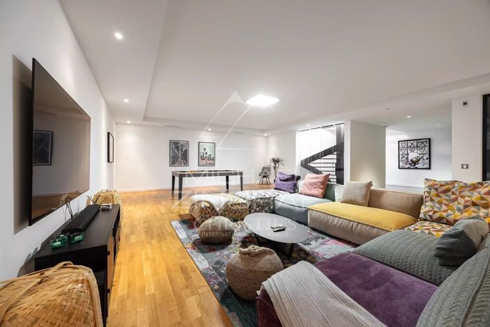 Image No.8-5 Bed House for sale