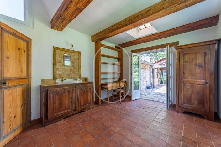 Image No.10-11 Bed House for sale