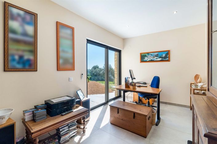 Image No.19-6 Bed House for sale