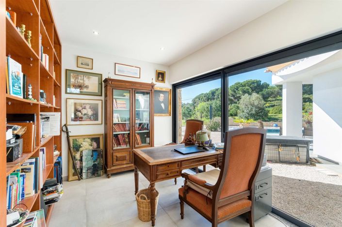 Image No.20-6 Bed House for sale