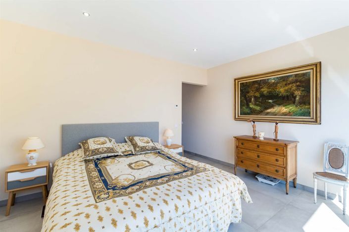 Image No.24-6 Bed House for sale