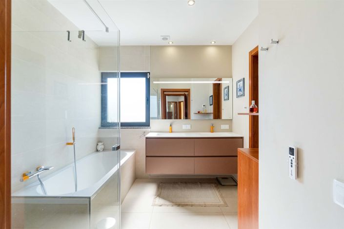 Image No.25-6 Bed House for sale