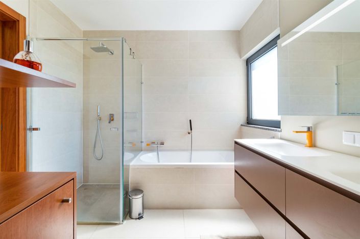 Image No.26-6 Bed House for sale