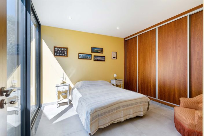 Image No.30-6 Bed House for sale