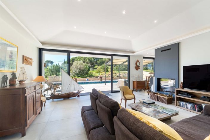 Image No.8-6 Bed House for sale