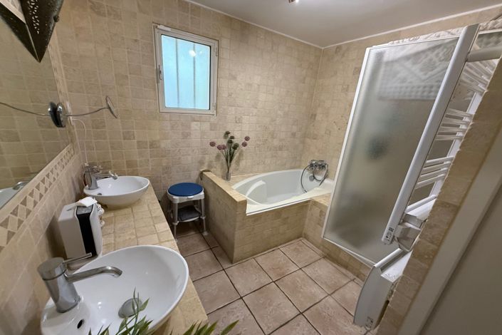 Image No.10-3 Bed House for sale