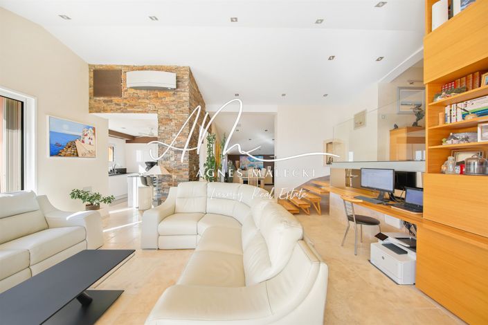 Image No.8-4 Bed House for sale