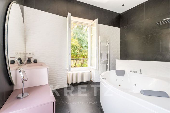 Image No.9-8 Bed House for sale