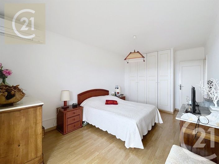 Image No.14-3 Bed Apartment for sale