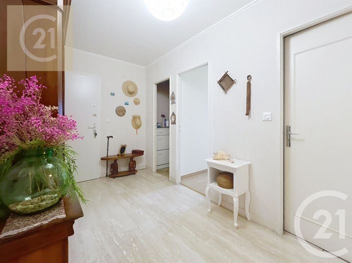 Image No.6-3 Bed Apartment for sale