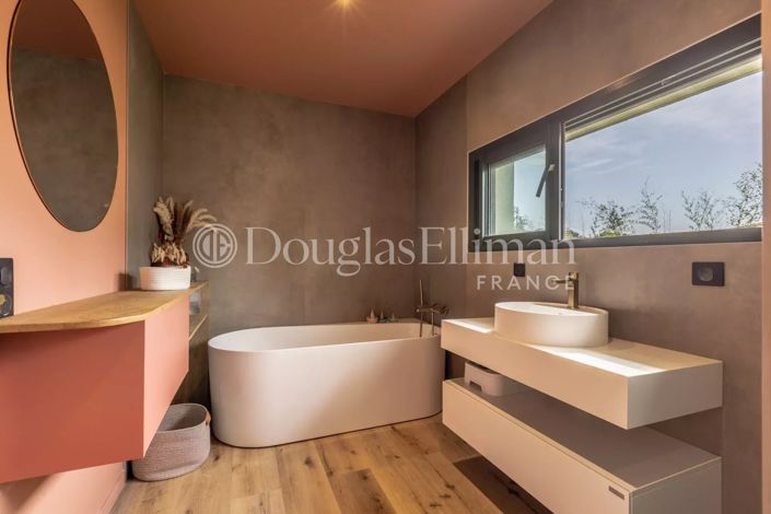 Image No.7-5 Bed House for sale