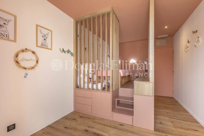 Image No.8-5 Bed House for sale