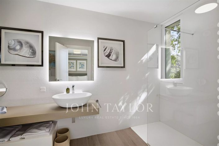 Image No.24-9 Bed House for sale