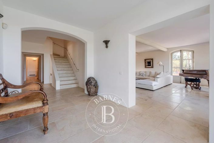 Image No.9-5 Bed House for sale