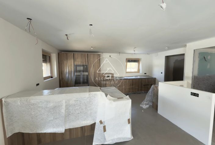 Image No.8-5 Bed House for sale