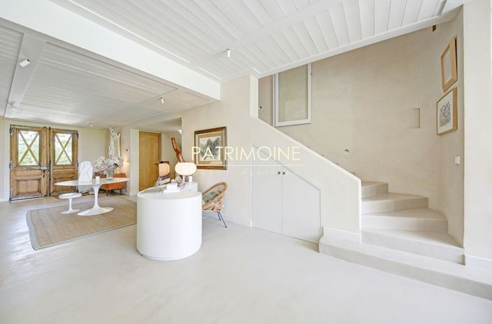 Image No.12-5 Bed Property for sale