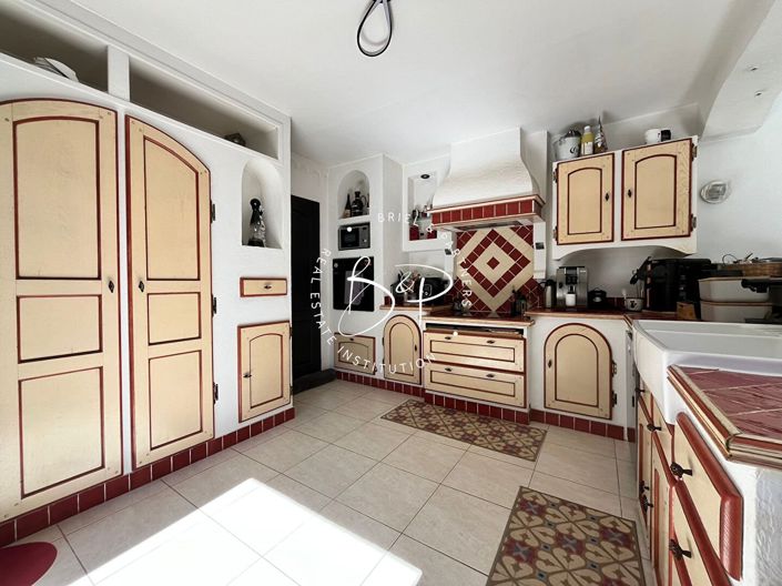 Image No.8-5 Bed House for sale